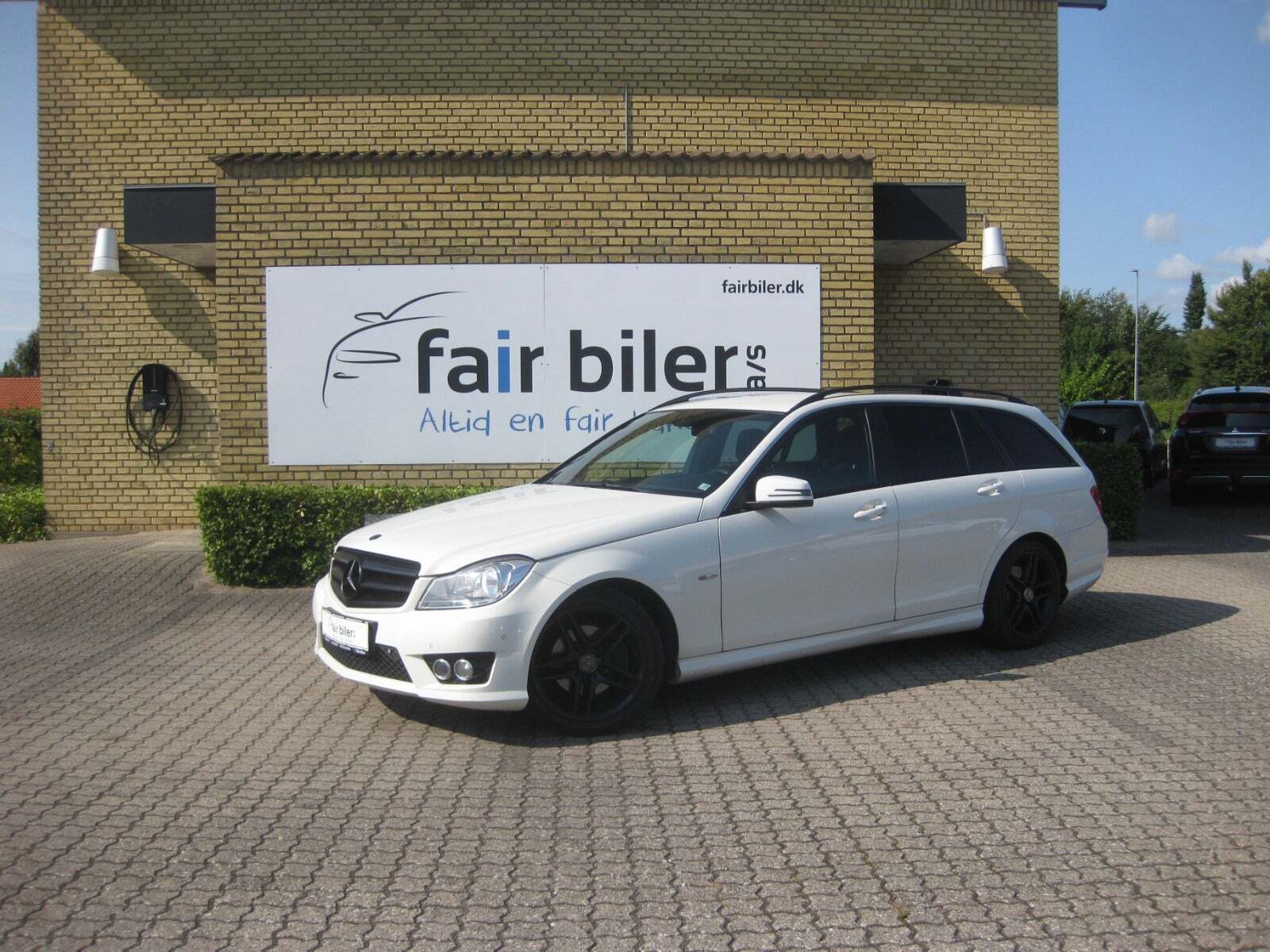 Hvid Mercedes C200 fra 2011 set udefra
