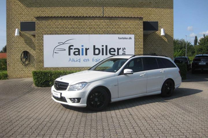 Hvid Mercedes C200 fra 2011 set udefra