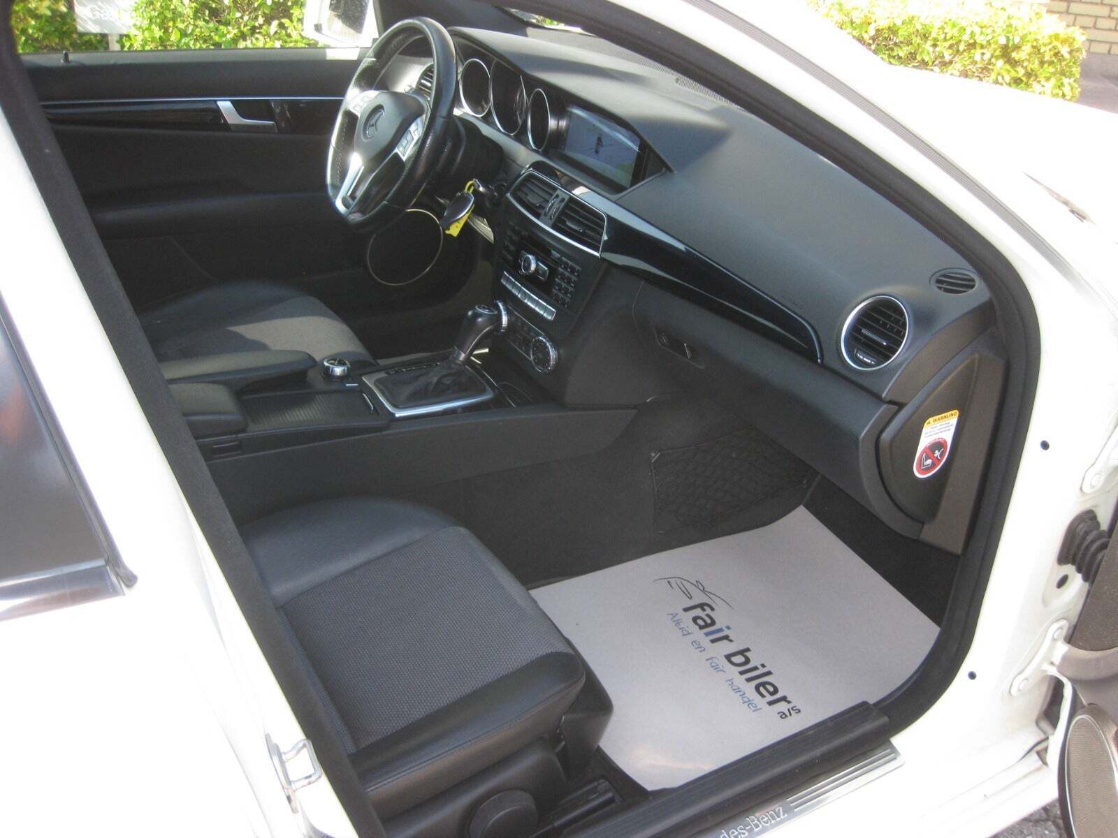 Hvid Mercedes C200 fra 2011