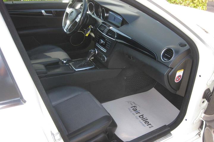 Hvid Mercedes C200 fra 2011