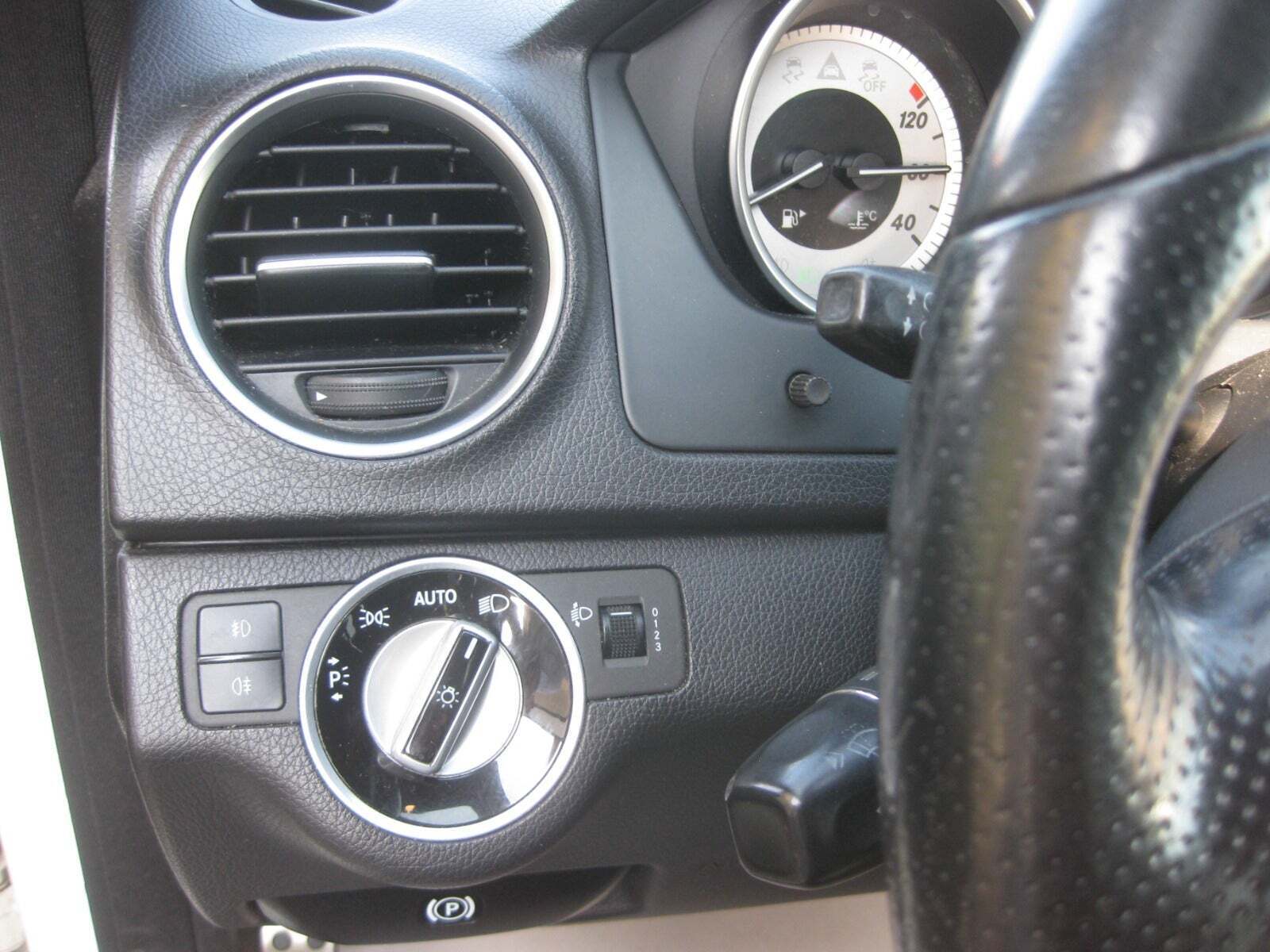 Hvid Mercedes C200 fra 2011