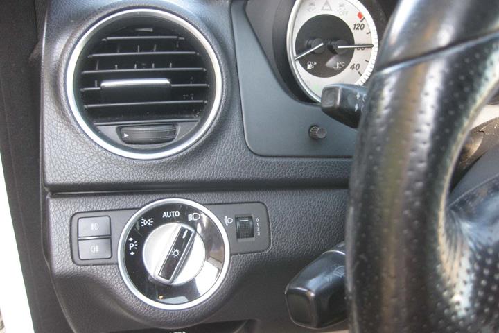 Hvid Mercedes C200 fra 2011