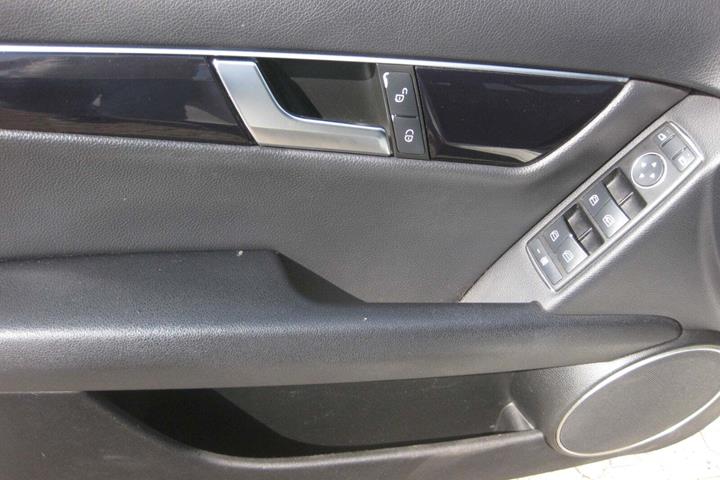 Hvid Mercedes C200 fra 2011