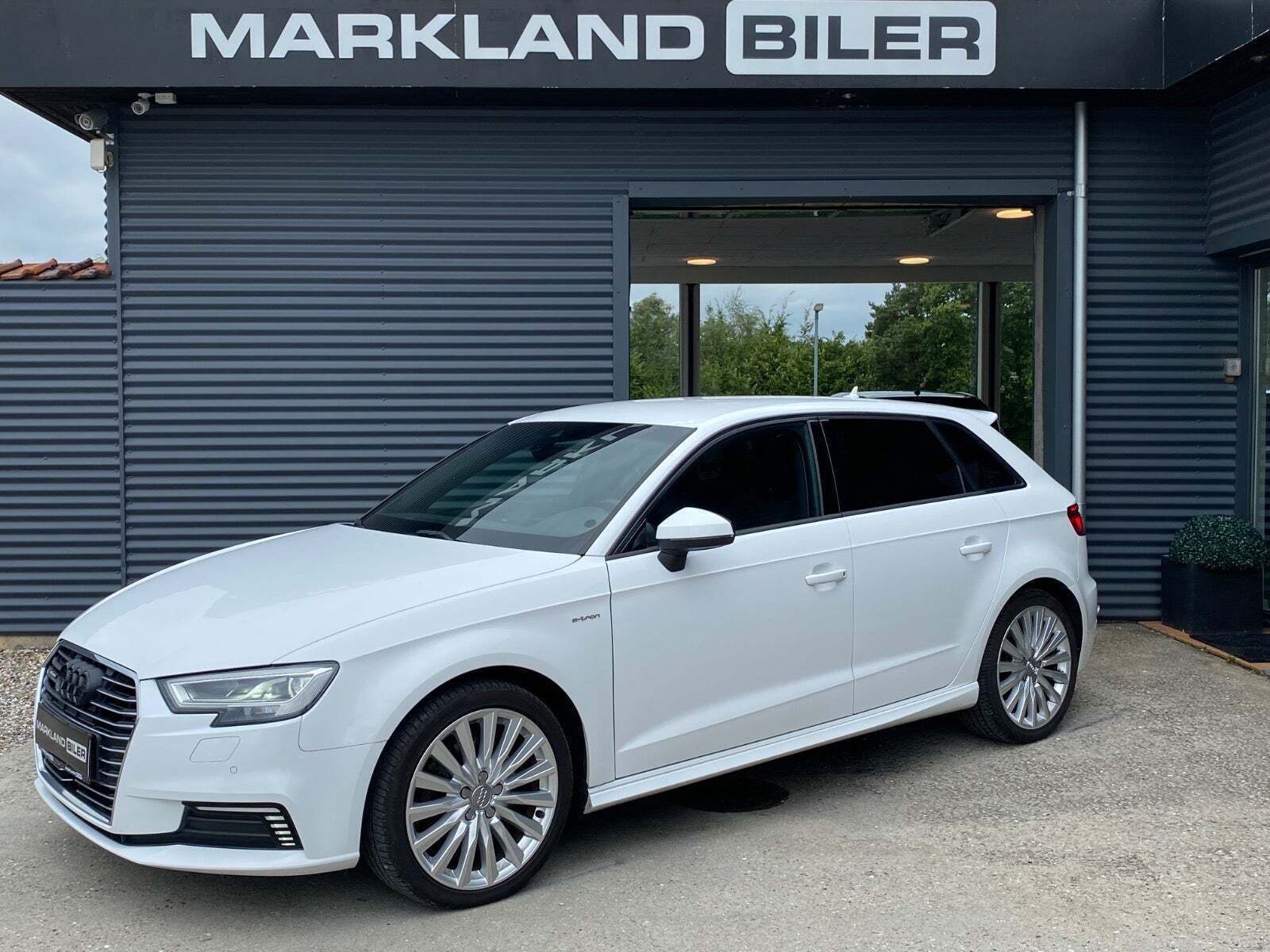 Hvid Audi A3 fra 2017 set udefra