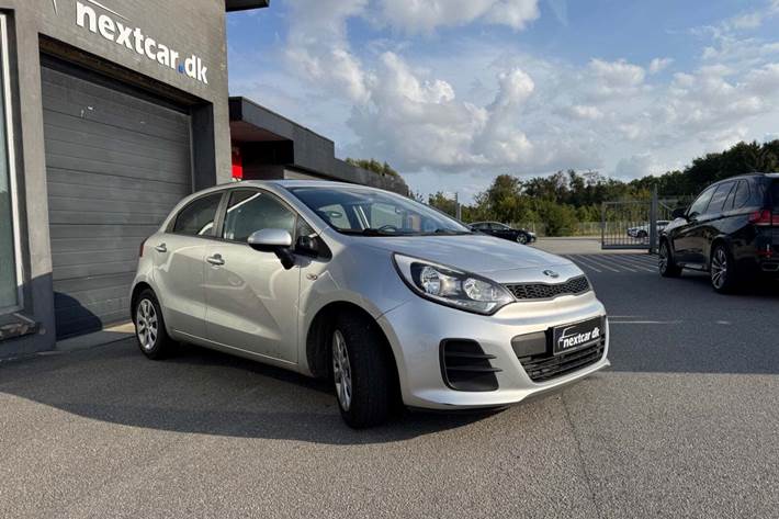 Sølv Kia Rio fra 2015 set udefra