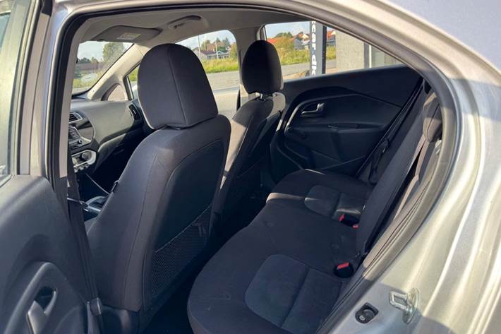 Sølv Kia Rio fra 2015