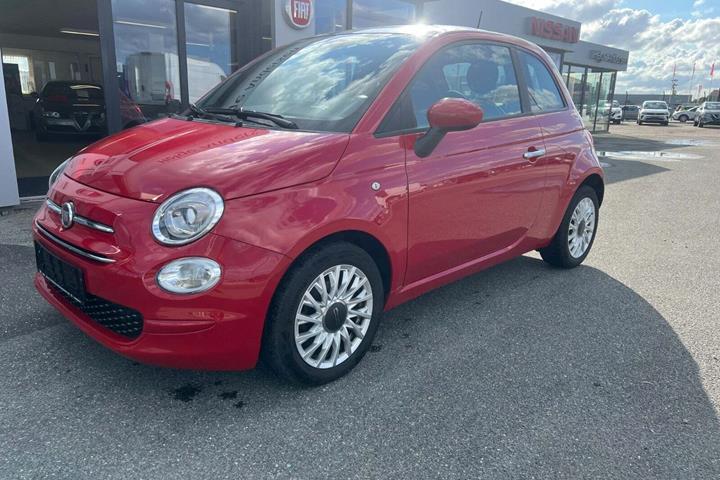 Rød Fiat 500 fra 2021 set udefra
