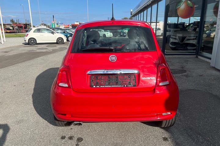 Rød Fiat 500 fra 2021 set udefra