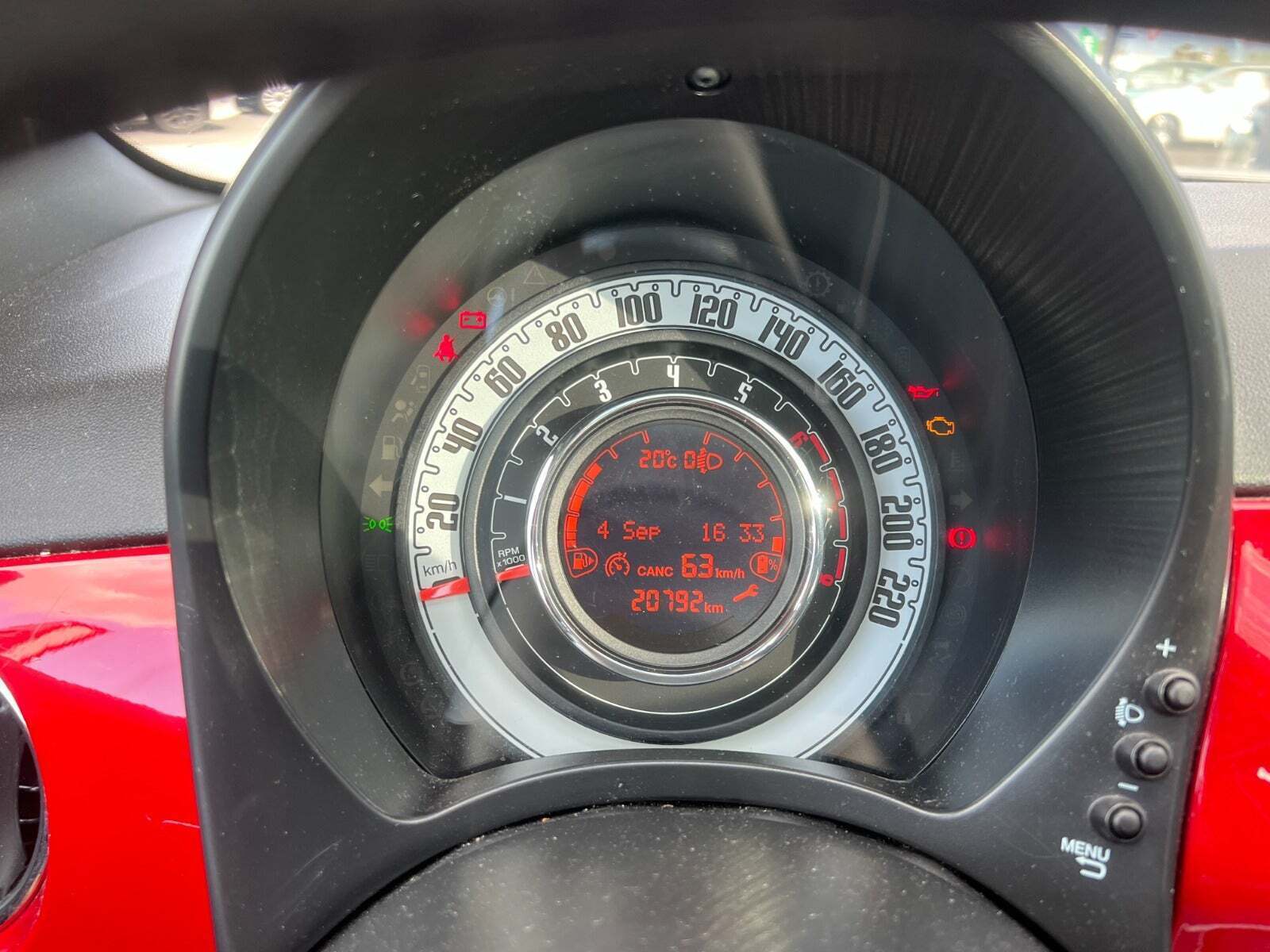 Rød Fiat 500 fra 2021 set indefra