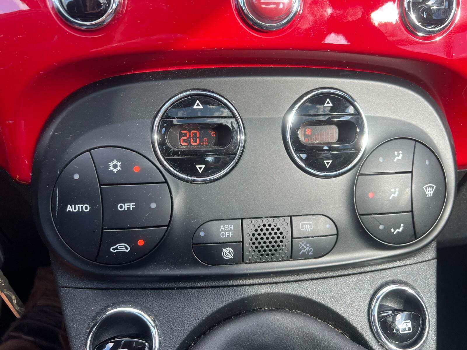 Rød Fiat 500 fra 2021 set indefra