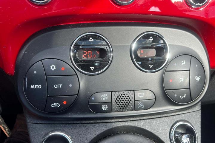 Rød Fiat 500 fra 2021 set indefra