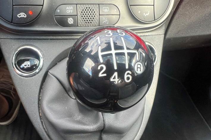 Rød Fiat 500 fra 2020 set indefra