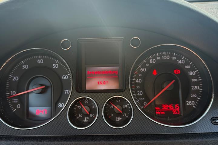 Sort VW Passat fra 2006
