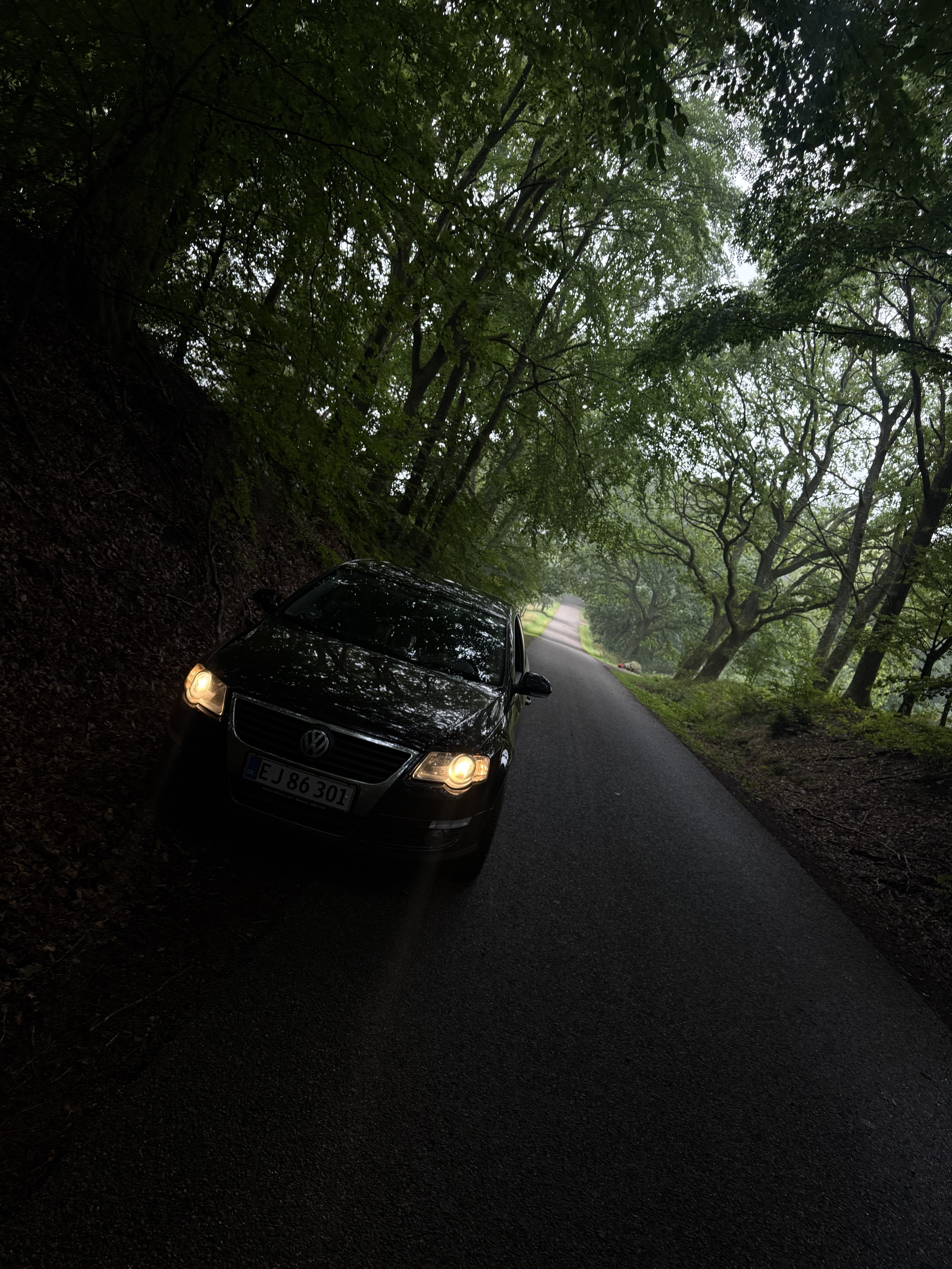 Sort VW Passat fra 2006