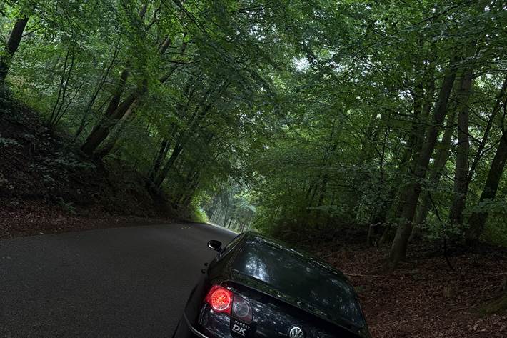 Sort VW Passat fra 2006