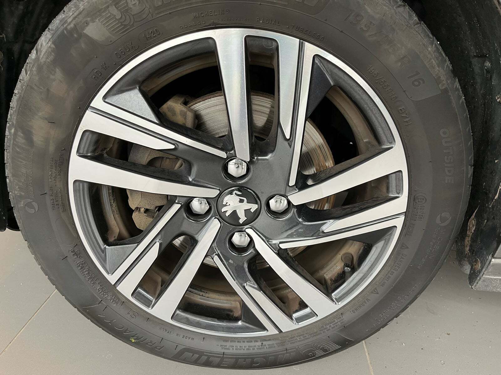 Grå Peugeot 208 fra 2020