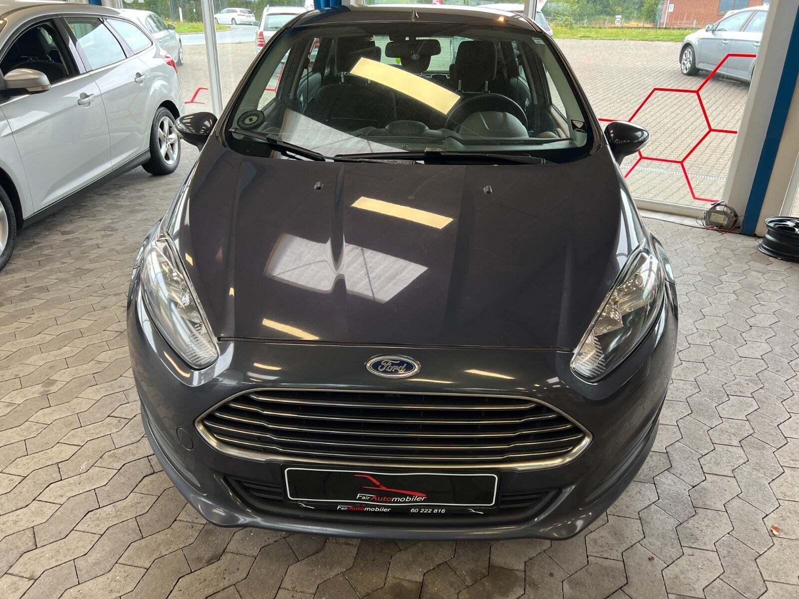 Grå Ford Fiesta fra 2013