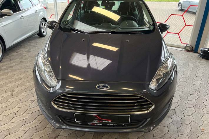 Grå Ford Fiesta fra 2013