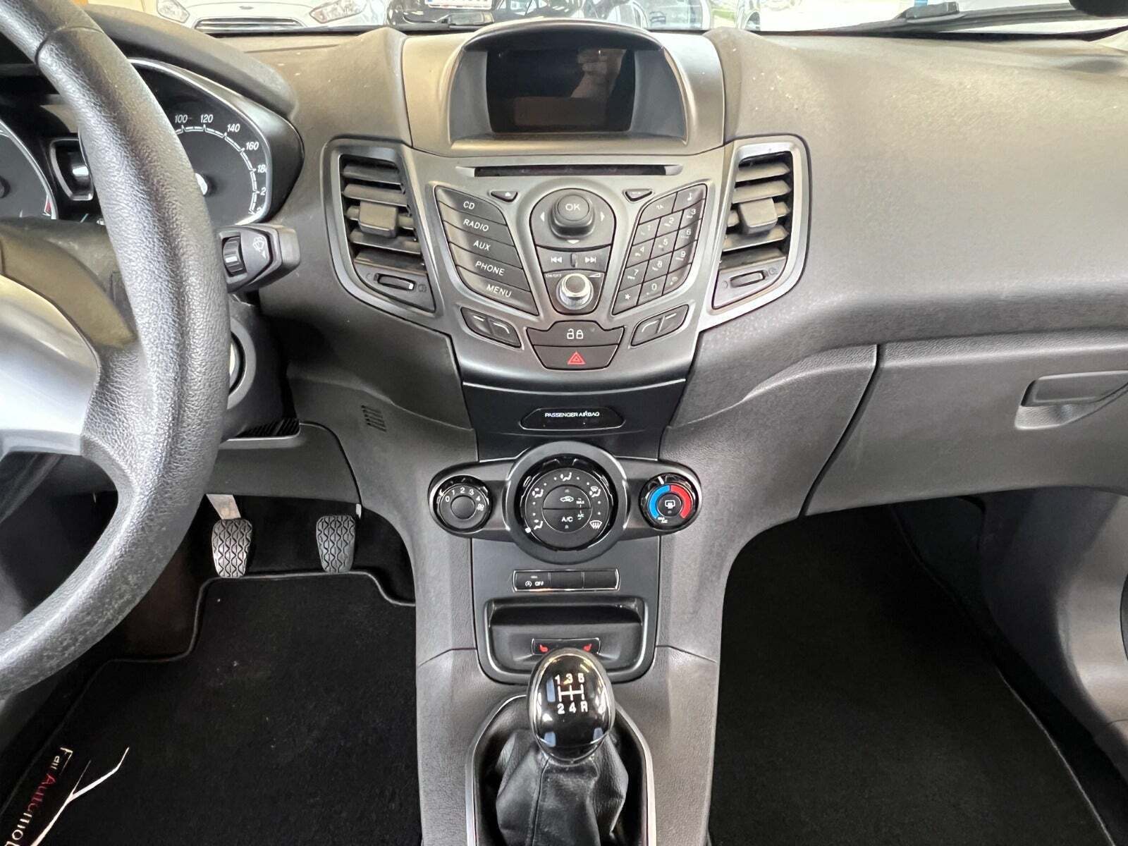 Grå Ford Fiesta fra 2013