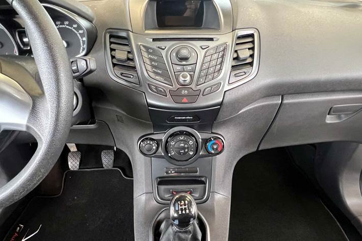 Grå Ford Fiesta fra 2013