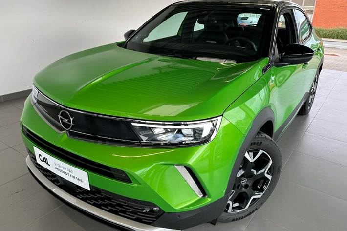 Grøn Opel Mokka-e fra 2023 set udefra