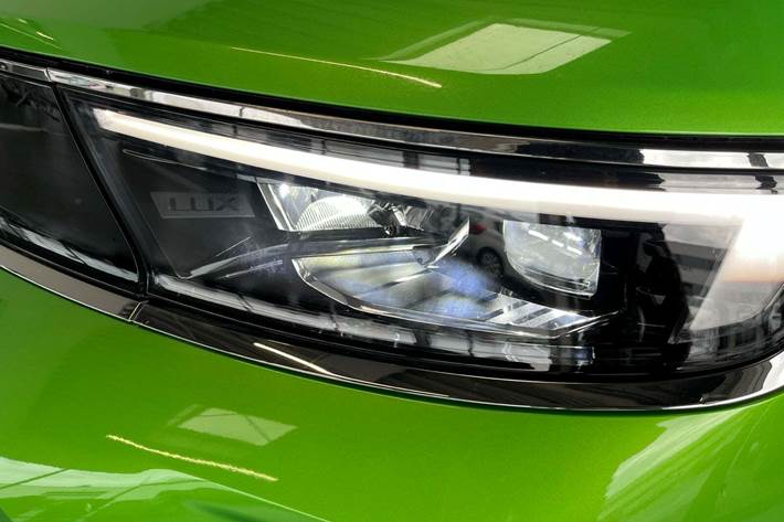 Grøn Opel Mokka-e fra 2023