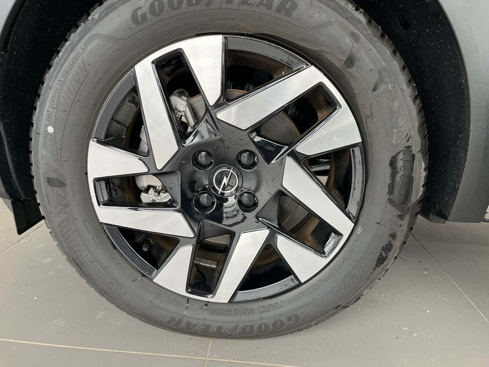 Hvid Opel Mokka-e fra 2023