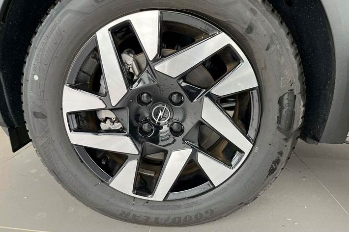 Hvid Opel Mokka-e fra 2023