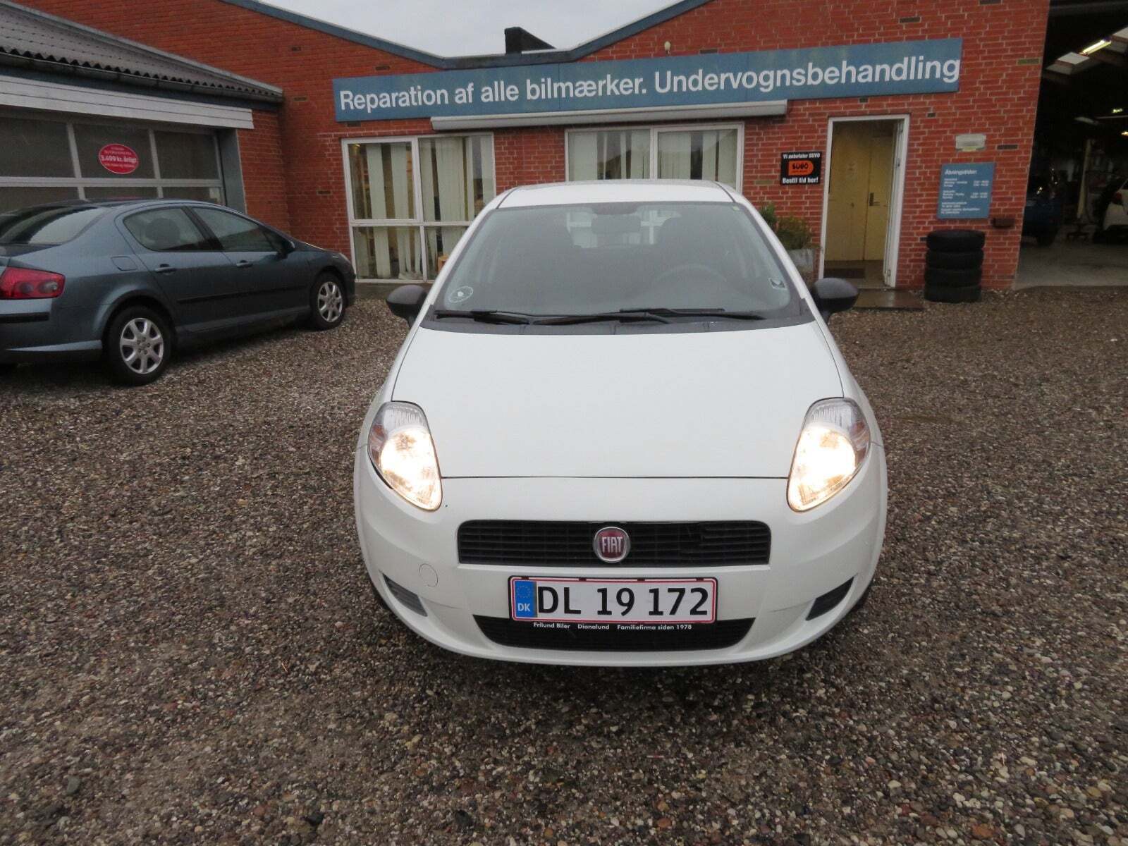 Hvid Fiat Punto Evo fra 2011 set udefra