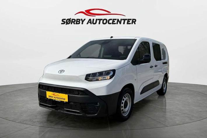 Hvid Toyota ProAce City fra 2025 set udefra