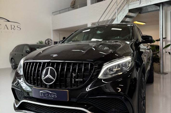 Hvid Mercedes GLE63 fra 2017 set udefra