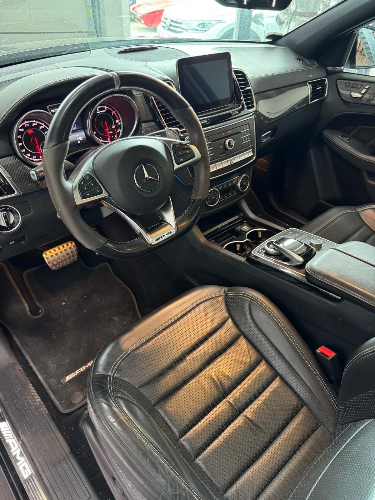Hvid Mercedes GLE63 fra 2017 set indefra