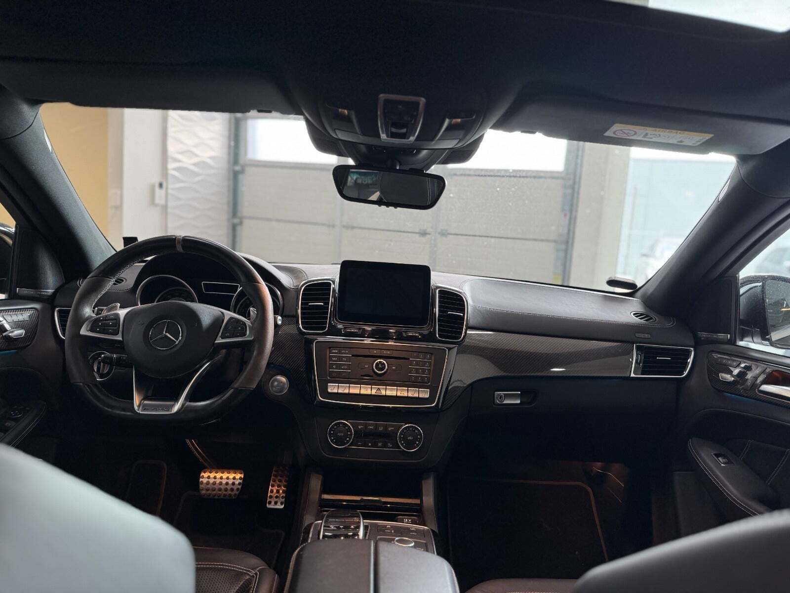 Hvid Mercedes GLE63 fra 2017 set indefra
