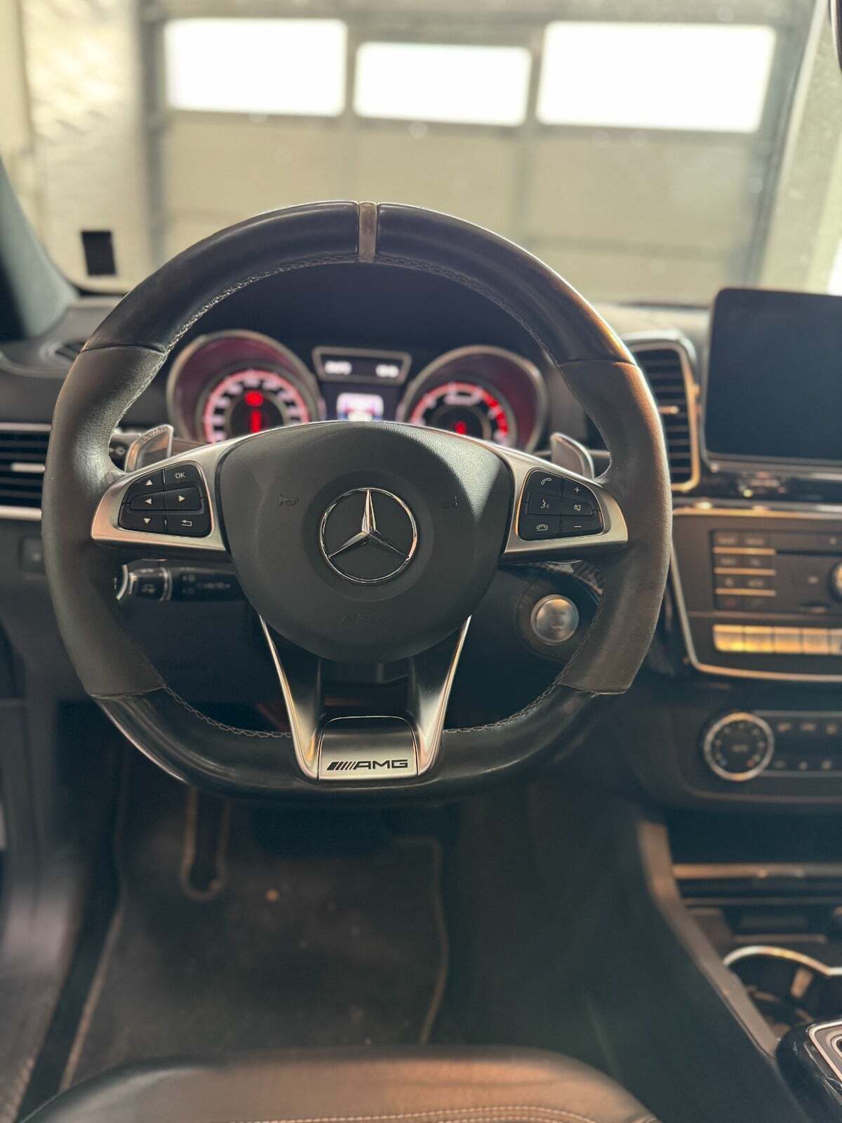 Hvid Mercedes GLE63 fra 2017 set indefra