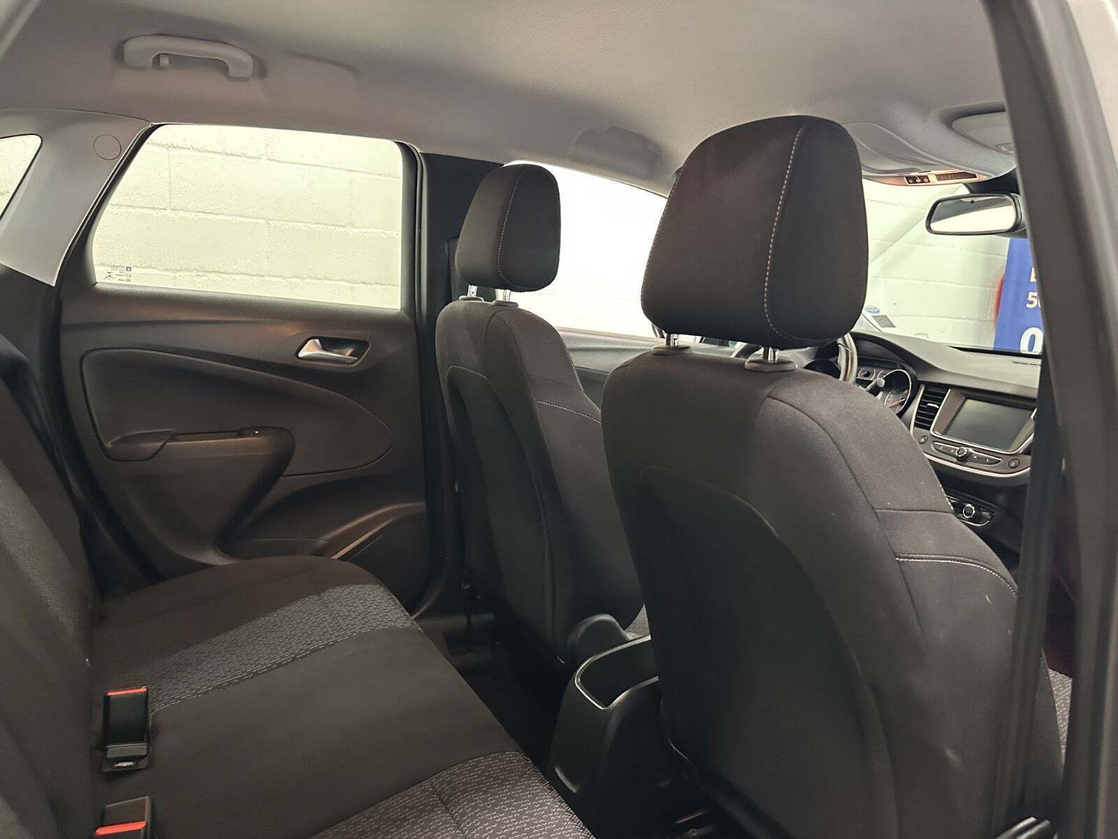 Sølv Opel Crossland X fra 2018 set indefra