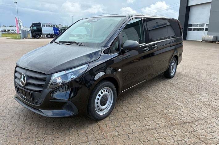 Sort Mercedes eVito 119 fra 2025 set udefra