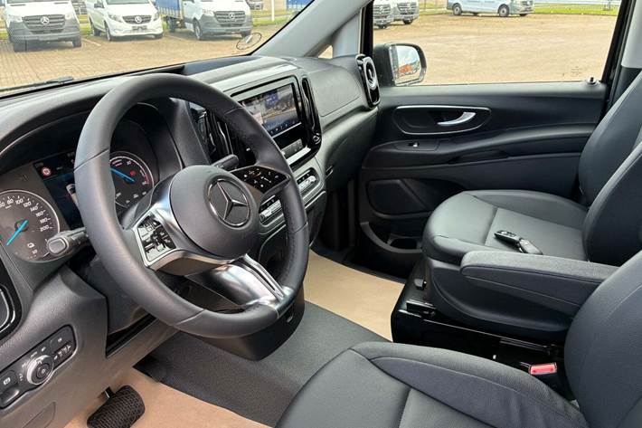 Sort Mercedes eVito 119 fra 2025 set indefra