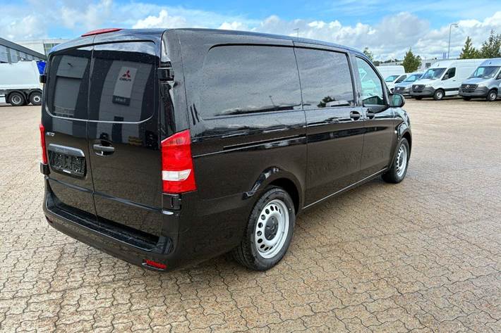Sort Mercedes eVito 119 fra 2025 set udefra