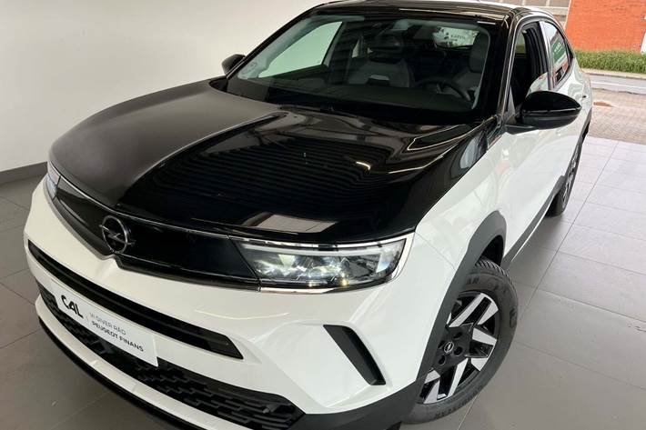 Hvid Opel Mokka-e fra 2023 set udefra