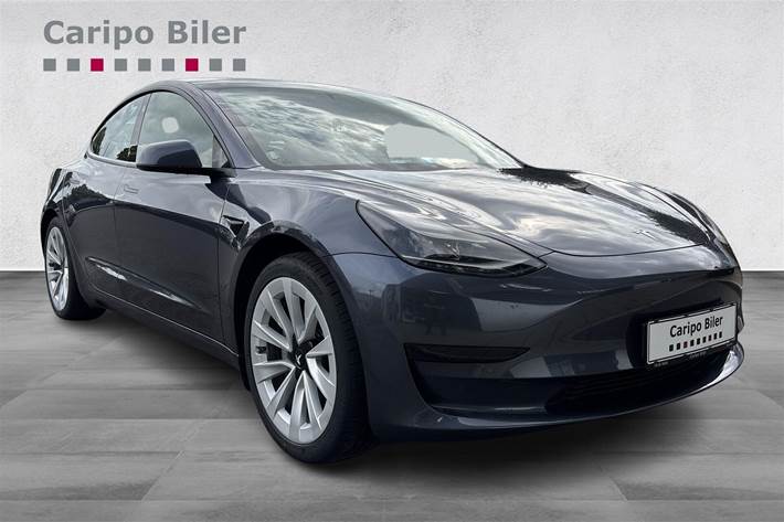 Grå Tesla Model 3 fra 2021 set udefra