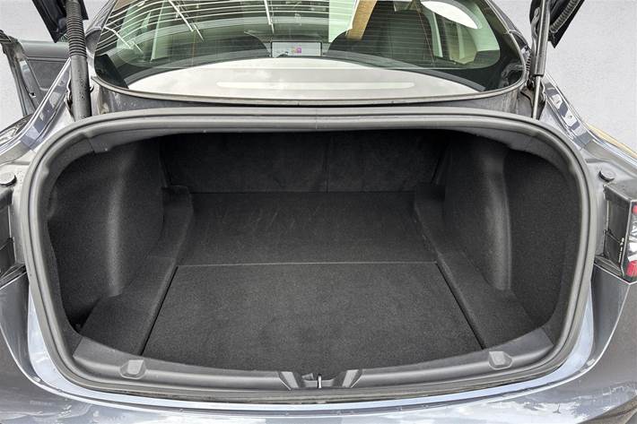 Grå Tesla Model 3 fra 2021