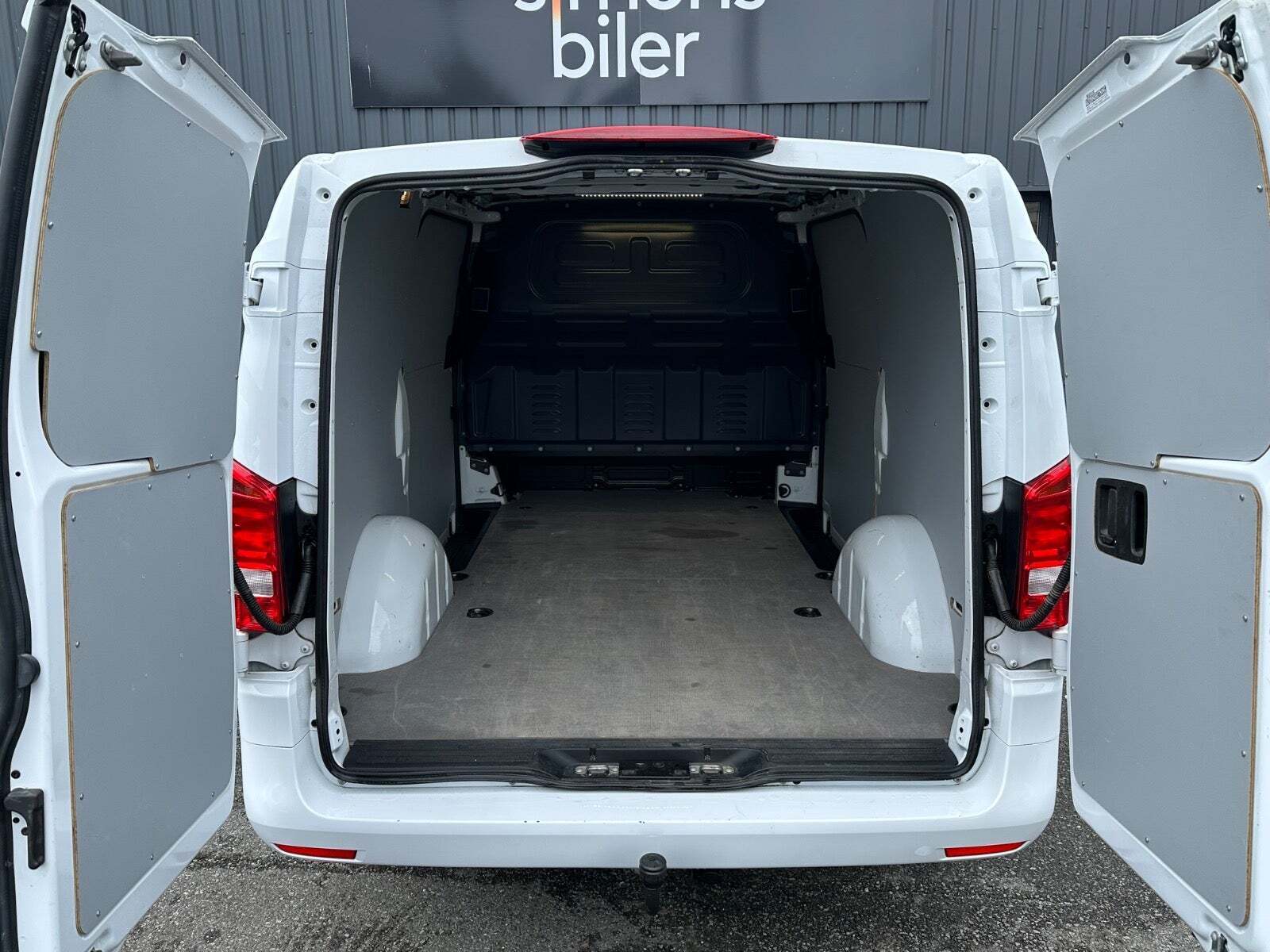 Hvid Mercedes Vito 116 fra 2022