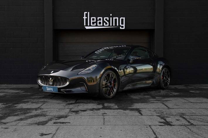 Sort Maserati Granturismo fra 2025 set udefra