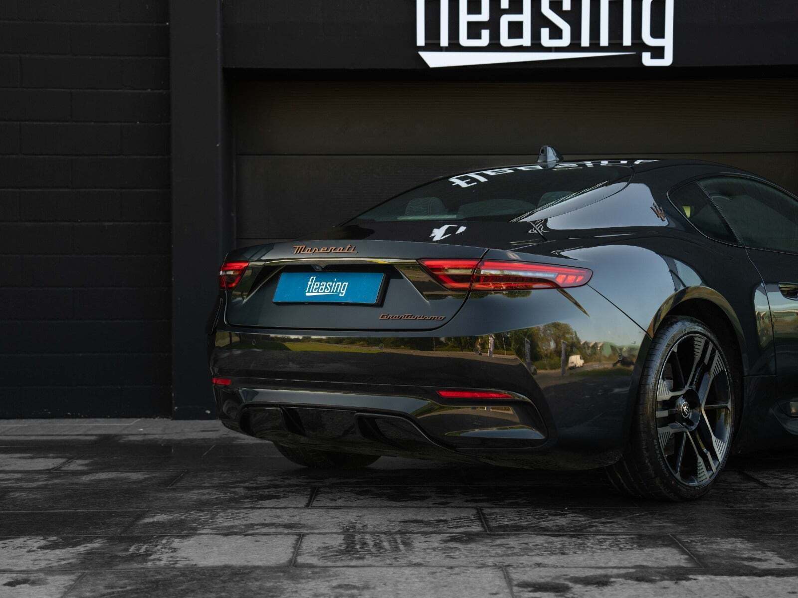 Sort Maserati Granturismo fra 2025 set udefra