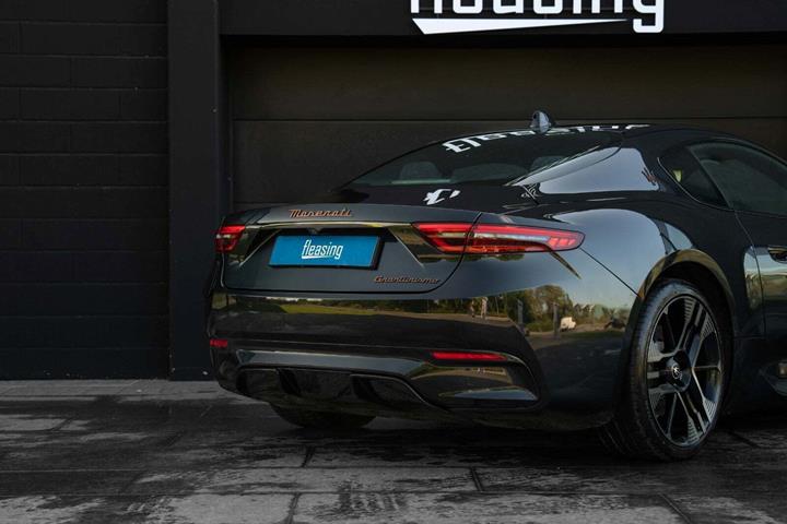 Sort Maserati Granturismo fra 2025 set udefra