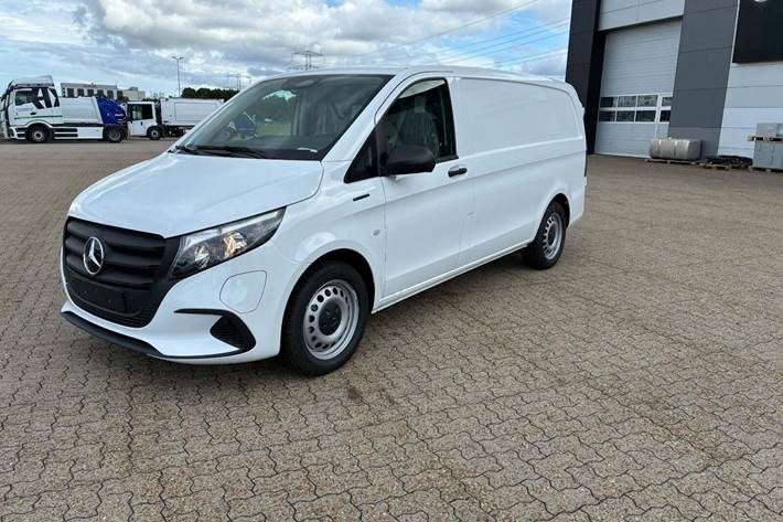 Hvid Mercedes eVito 119 fra 2025 set udefra
