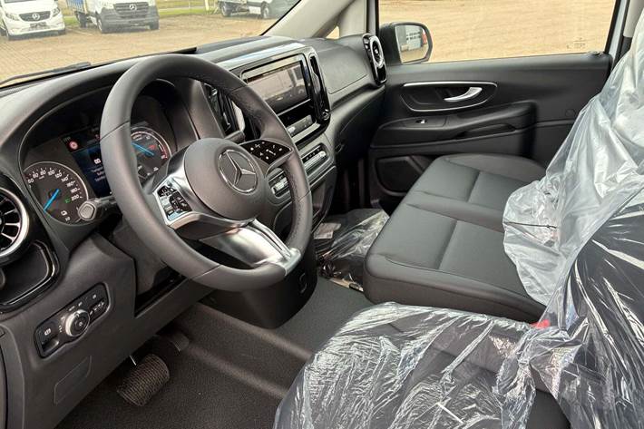 Hvid Mercedes eVito 119 fra 2025 set indefra