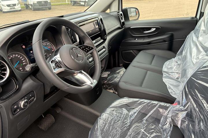 Hvid Mercedes eVito 119 fra 2025 set indefra