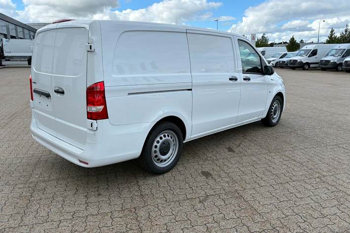 Hvid Mercedes eVito 119 fra 2025 set udefra