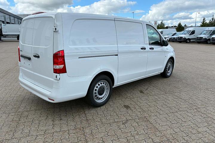 Hvid Mercedes eVito 119 fra 2025 set udefra